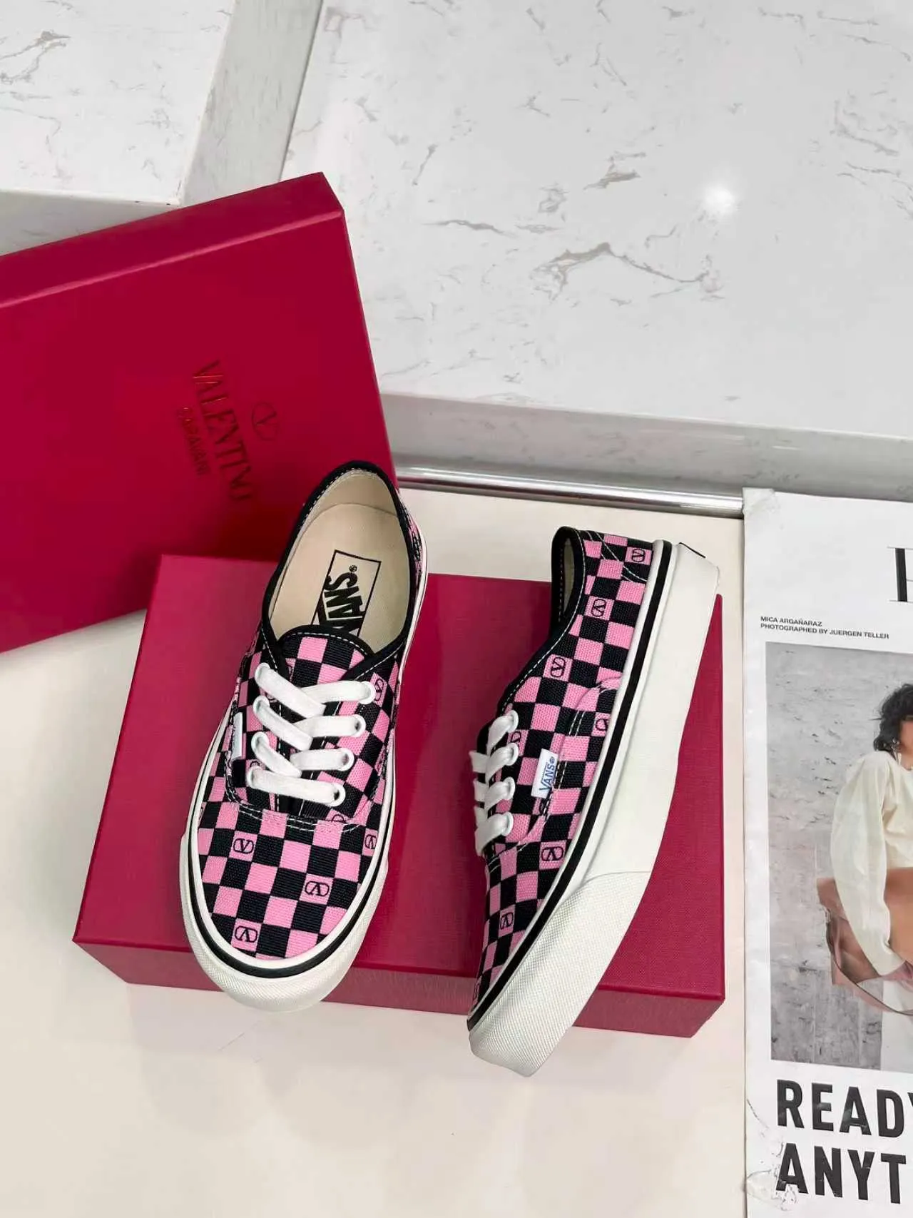 [Valentino Giving classic shoes a personality that spans the ages. Many celebrities - Jolin Tsai. Yang Zi. Liu Wen. Ma Baiquan. Choi Soobin. freen. Song Zuer. JJ Lin. zel. Cecilia Cheung. shark. Xin Yunlai...same style.